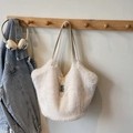 Sac seau chic en fausse fourrure beige avec boucle en cuir et texture pelucheuse douce - Sans pendentif / Blanc Cassé