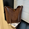 Dunkelbraune Wildleder-Beuteltasche mit Goldverschluss und Leder-Schulterriemen - Braun