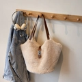 Sac seau en fausse fourrure crème avec poignée en cuir marron et boucle métallique - Sans pendentif / Kaki