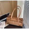 Detailansicht der braunen Schultertasche aus Wildleder und Leder mit Gold-Schnalle - Khaki