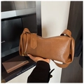 Detailaufnahme der Vintage Kissentasche aus braunem Kieselleder mit Metallösen-Details - Braun