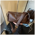Detail einer braunen Vintage-Pillow-Bag aus PU-Leder mit goldener Metallschnalle - Braun