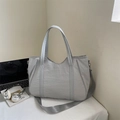 Minimalistische grijze gewatteerde tote bag met grote inhoud en schouderband - Lichtgrijs