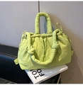 Dettaglio borsa tote trapuntata verde lime con coulisse e manico con nodo - Verde-giallo