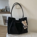 Borsa tote nera in finta pelle scamosciata con un ciondolo a forma di orsetto bruno - Nero (Con Ciondolo)