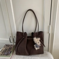 Borsa tote in pelle scamosciata marrone scuro con ciondolo a forma di orsetto - Caffè (Con Ciondolo)