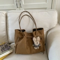Grande borsa tote retrò in pelle scamosciata marrone con coulisse e ciondolo a orsetto - Marrone (Con Ciondolo)