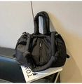 Dettaglio della borsa tote in nylon trapuntato nero con coulisse e tracolla morbida imbottita - Nero