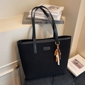 Borsa tote nera minimalista con ciondolo in perle di legno e finitura opaca elegante - Nero (Con Ciondolo di Perline)