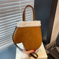 Bolso marrón con forma de manopla en ante sintético con ribete de piel sintética blanca - Marrón