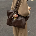Dunkelbraune Shopper-Tasche aus Kunstleder mit Bärenanhänger und verstellbarem Schultergurt - Kaffee mit Anhänger
