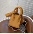 Detailansicht der senfgelben Mini-Eimertasche aus genarbtem Leder mit silberner Kette - Gelb
