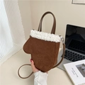 Bolso bandolera de ante marrón en forma de guante con ribete de forro polar blanco - Marrón