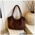 Borsa tote in camoscio marrone con bordo in peluche e fiocco su sfondo estetico - Marrone