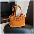 Dettaglio borsa tote in camoscio giallo con bordo in pelliccia e fiocco decorativo - Marrone