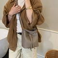 Minimalistische graue Beuteltasche aus Leder mit goldenen Details und Kordelzug - Elefantengrau