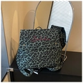 Sac à dos tendance en toile avec motif léopard vert et détail brodé rose élégant - Vert