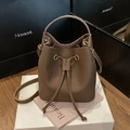 Dunkelbraune Beuteltasche aus genarbtem Leder mit Kordelzug und Umhängeriemen - Braun
