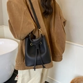 Minimalistische schwarze Leder-Eimertasche mit Kordelzug und feiner Kieselstruktur - Schwarz