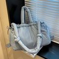 Borsa tote trapuntata celeste con manici annodati e dettagli con coulisse - Blu Foschia