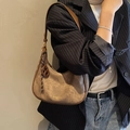 Sac sous le bras en similicuir marron avec logo doré et pendentif décoratif torsadé - Marron (Avec Pendentif)