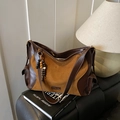 Sac bandoulière en cuir marron foncé et daim kaki avec perles décoratives en bois - Marron avec pendentif