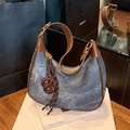Sac hobo en denim avec bordure en cuir marron et détail de logo doré - Bleu (Avec Pendentif)