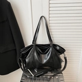 Borsa tote nera minimalista in pelle lucida con tracolla regolabile e manici - Nero