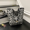 Grande borsa tote in peluche con stampa leopardata e logo dorato centrale - Leopardo Nero
