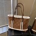 Borsa tote in pelle marrone con bordo in pile bianco e motivo a petali in rilievo - Marrone