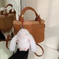 Braune Wildleder-Eimertasche mit weißem Kunstfellbesatz und Hasenanhänger für Winter - Mit Anhänger / Braun