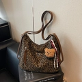 Tragetasche mit Leopardenmuster, Lederriemen und einem süßen Bärenanhänger für Damen - Grün mit Anhänger