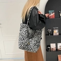 Grande borsa tote zebrata con logo dorato e trama in tessuto spesso per l'inverno - Zebra Nero