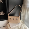 Bolso de hombro minimalista de gamuza caqui con detalle de anillos plateados - Gris Beige