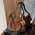 Leopardenmuster Hobo-Tasche mit braunem Lederriemen und plüschigem Bären-Anhänger - Braun mit Anhänger