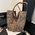 Borsa tote a spalla marrone con motivo zebrato in tessuto morbido e logo oro - Zebra Marrone