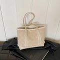Borsa tote beige con finiture in ecopelliccia e logo metallico su libro d'arte - Bianco