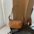 Bolso de ante marrón con detalles de anillas plateadas y correa ajustable de piel - Marrón