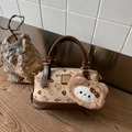Schicke beige-braune Kissentasche mit BC-Muster und flauschigem Katzenanhänger - Kaffee mit Anhänger