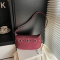 Bolso baguette minimalista en ante burdeos con anillos plateados y correa ajustable - Rojo