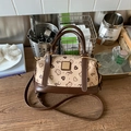 Beigebraune Boston-Tasche mit Katzenmuster und Goldbeschlägen auf Holztisch - Kaffee ohne Anhänger