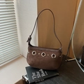 Bolso de hombro vintage de ante marrón oscuro con ojales plateados y cuero - Marrón