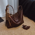 Dunkelbraune Retro-Hobo-Tasche mit Kieselleder-Struktur und dekorativem Quasten-Anhänger - Braun
