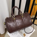 Donkerbruine vintage Boston-tas met glanzende lederen textuur en gouden hardware - Bruin