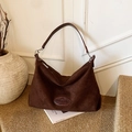 Große dunkelbraune Wildleder-Hobo-Tasche mit verstellbarem Riemen und Markenlogo - Braun