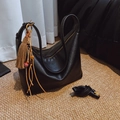 Retro schwarze Ledertasche mit großer Kapazität, Litschi-Textur und Quasten-Detail - Schwarz