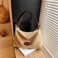 Große khakifarbene Wildledertasche mit weinrotem Lederbesatz und Metallschnallen - Khaki