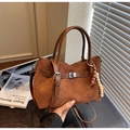 Sac seau en daim caramel avec poignées en cuir et charms de perles bohémiennes - Marron avec pendentif