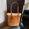 Bolso bucket de ante sintético marrón con ribete de piel sintética blanca y pompón - Con Colgante / Marrón
