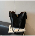 Minimalistische schwarze Wildleder-Einkaufstasche mit Goldverschluss und Lederriemen - Schwarz